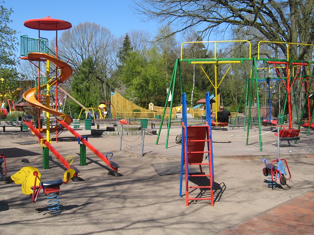 Panoramio-Archiv : Kinderspielplatz - Tier- und Freizeitpark Thle - 04.2010